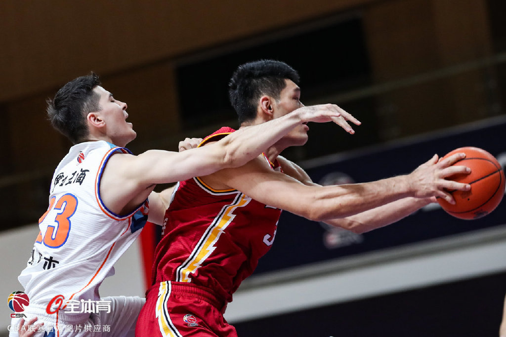 新疆队力克广东队，德罗赞扛起全队