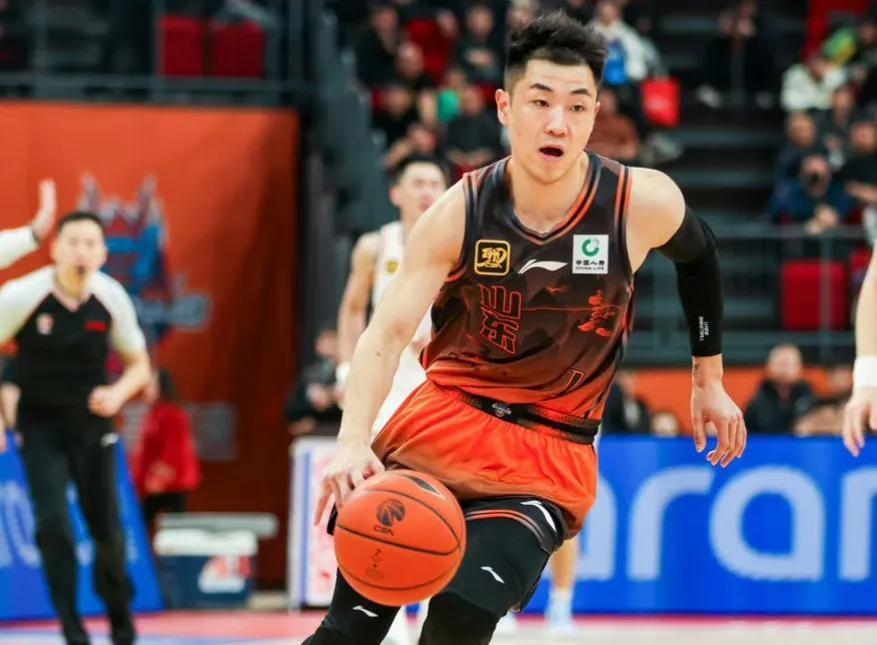 山东队轻取猛龙，高诗岩统治全场